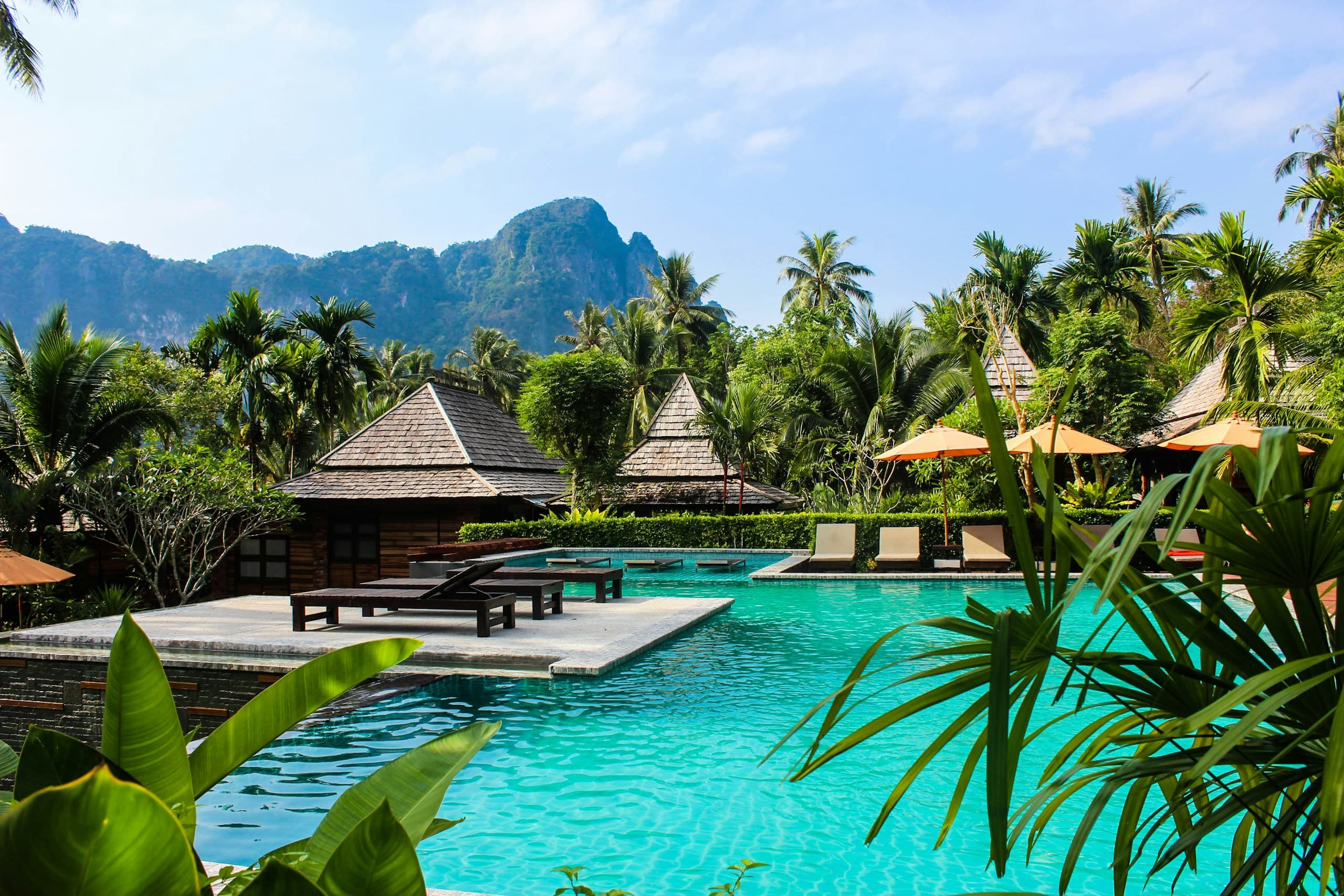 Piscine d'un resort tropical face à la montagne